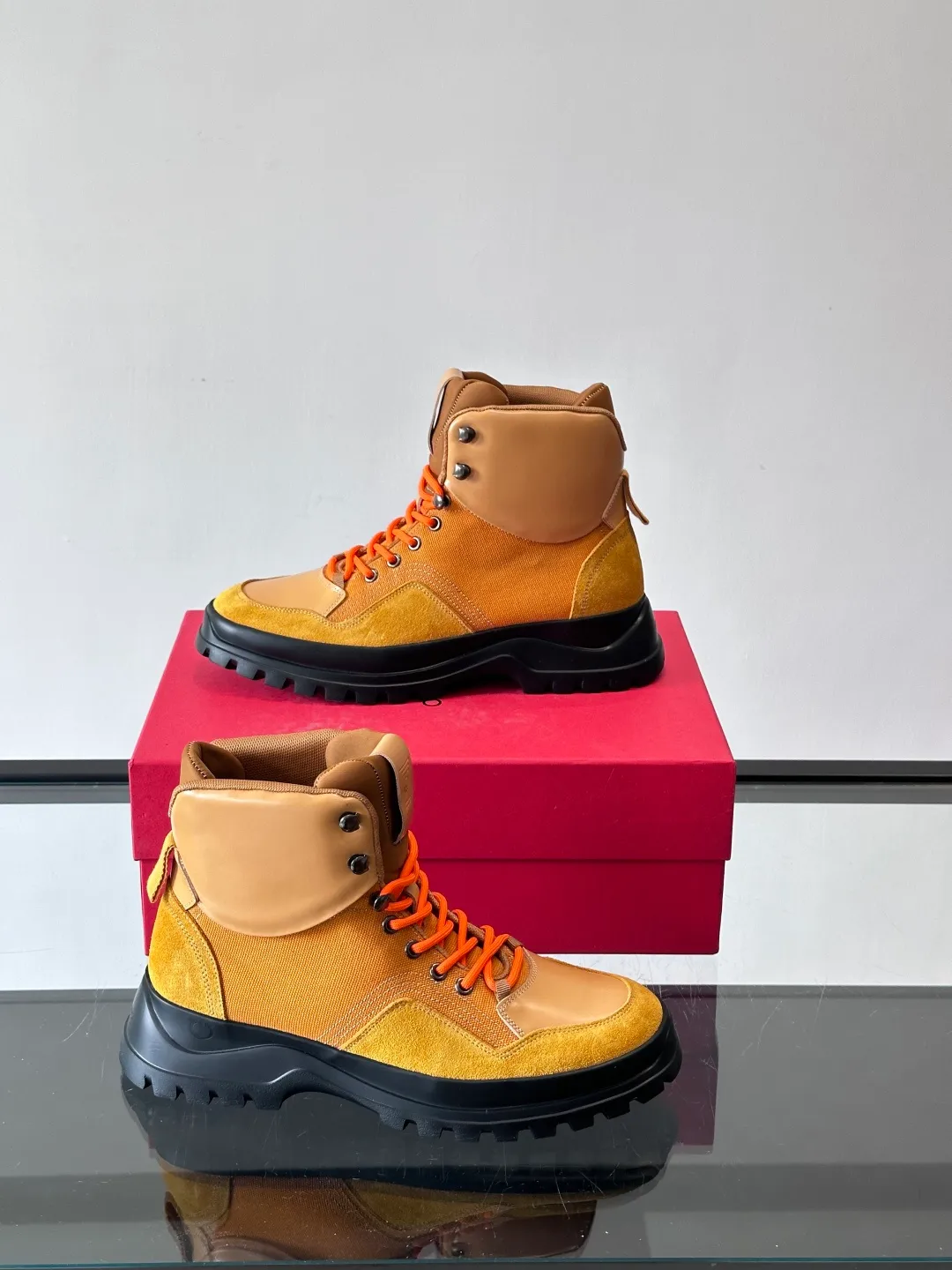 Men's shoes 💰960 Ferragamo's thick-soled lace-up short boots are made of suede + fabric splicing. They have a delicate texture and are breathable. The black rubber thick soles are wear-resistant and have strong traction. They can be worn every day outdoors! The shoelaces are super vibrant and the metal fastener details are perfect. The boot shaft is adjustable, comfortable and stable to wear. It goes well with workwear style or casual style in autumn and winter. It is warm and fashionable. It is suitable for outdoor activities or daily commuting! size: 39-44 (customized at 38.45.46)